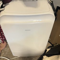 Insignia - 10,000 BTU Air conditioner 