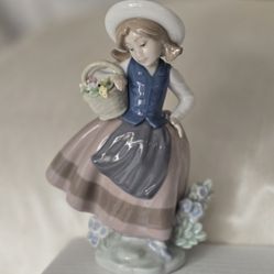 LLADRO SWEET SCENT Girl in Pigtails w/Basket of Flowers 