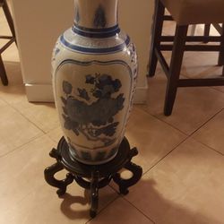 Porcelaine BLUE AND WHITE Chinese Vase With Wood Stand