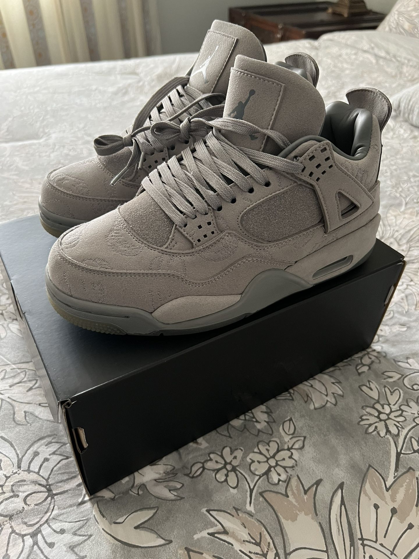 Jordan 4 x Kaws brand new