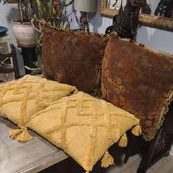 Free!! Set Of 2 Throw Pillows.