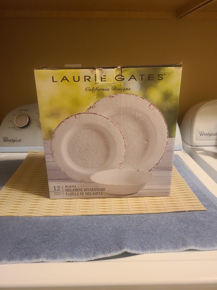 Laurie Gates 12pc MELAMINE DINNERWARE-New