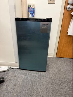 Insignia 2.6 Cu mini-fridge