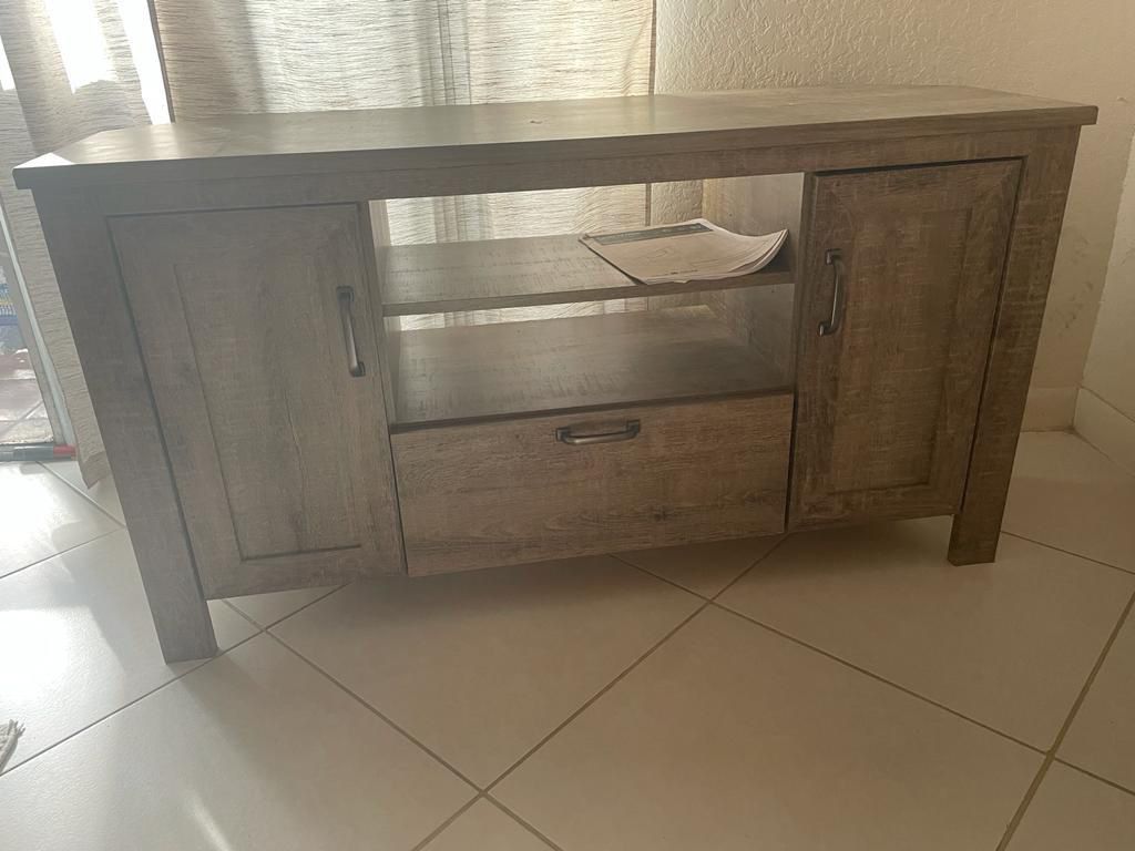 Selling Living Room Table 