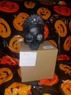 Skull with crown glitter decoration