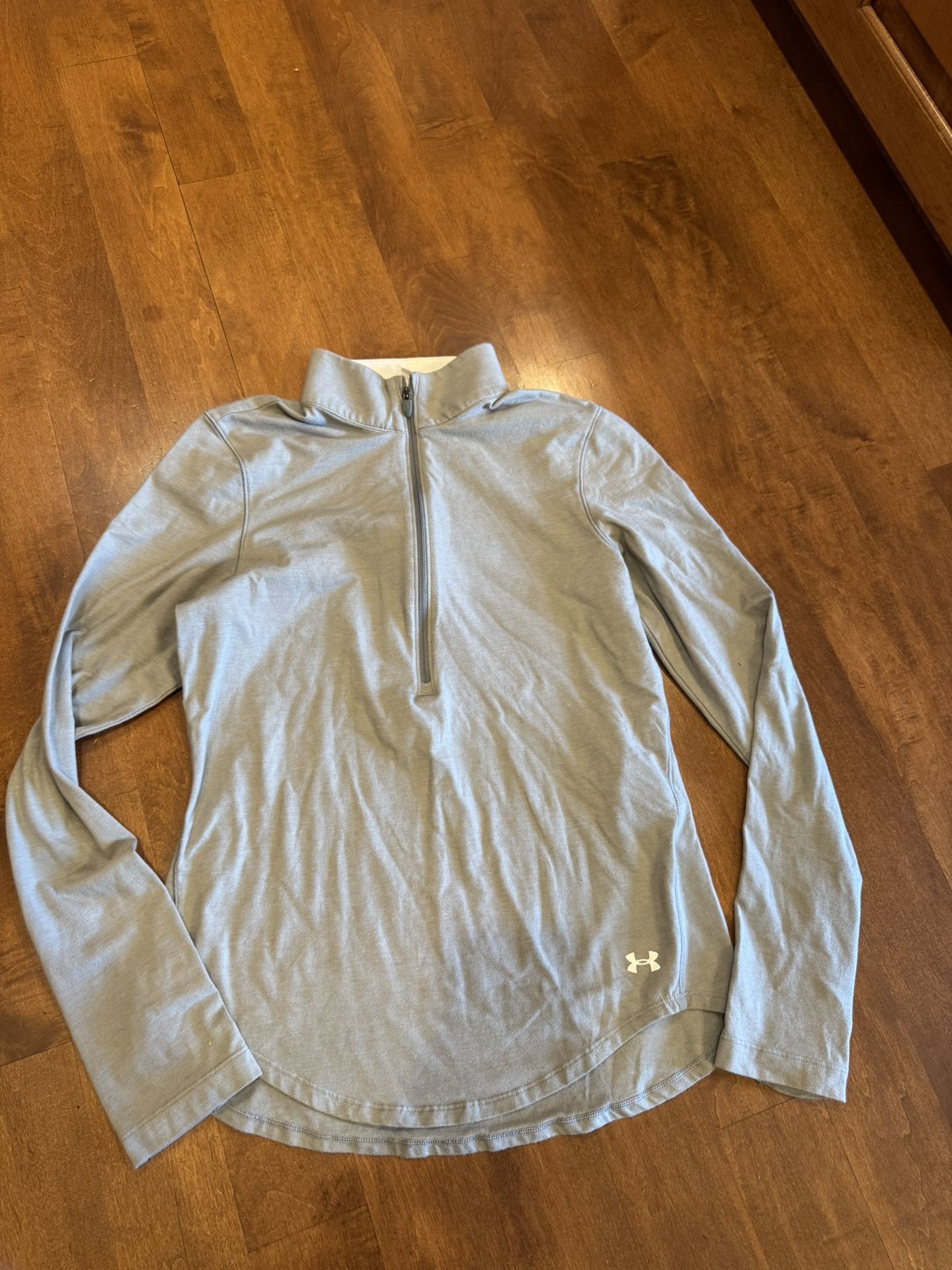 Woman’s under Armour light quarter zip size small shipping available