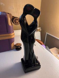 Abstract Embracing Couple Sculpture – Black Gloss Ceramic Decor