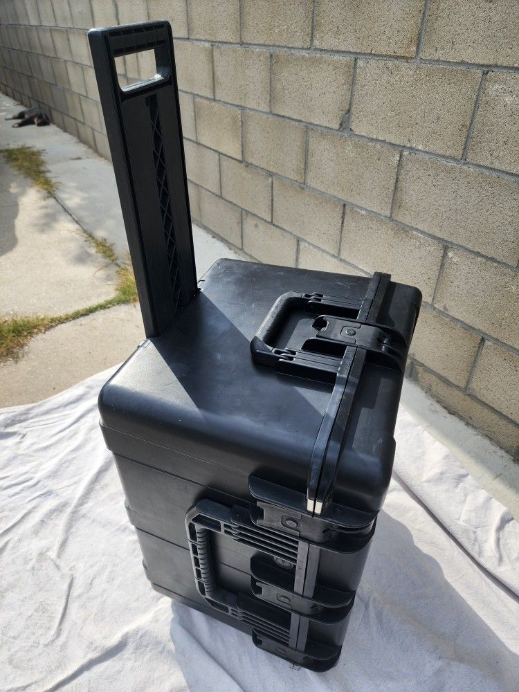 SKB Case with Retractable Handle & Wheels