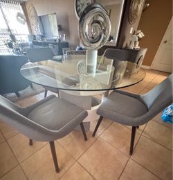 Modern and elegant dining set with 4 chairs