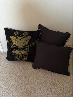 Set of 3 throw pillows — LIKE NEW