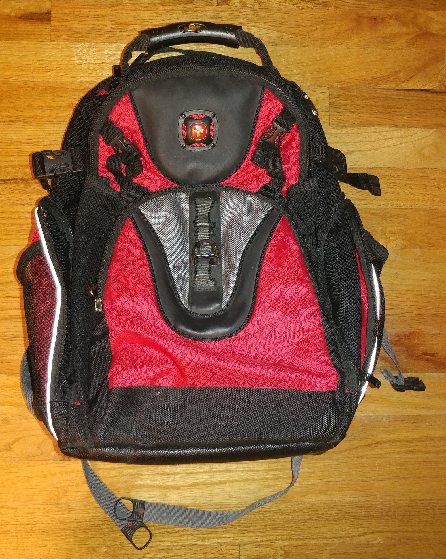 Swiss Gear Maxxum Double Zipper Blk/Red Backpack
