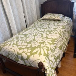 Reduced***Twin Trundle Bed With 2 Mattresses
