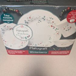 Pfaltzgraff Winterberry Dinner Plate Set