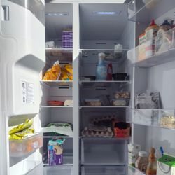 Samsung Side By Side Refrigerator With Ice Maker And Water Dispenser.