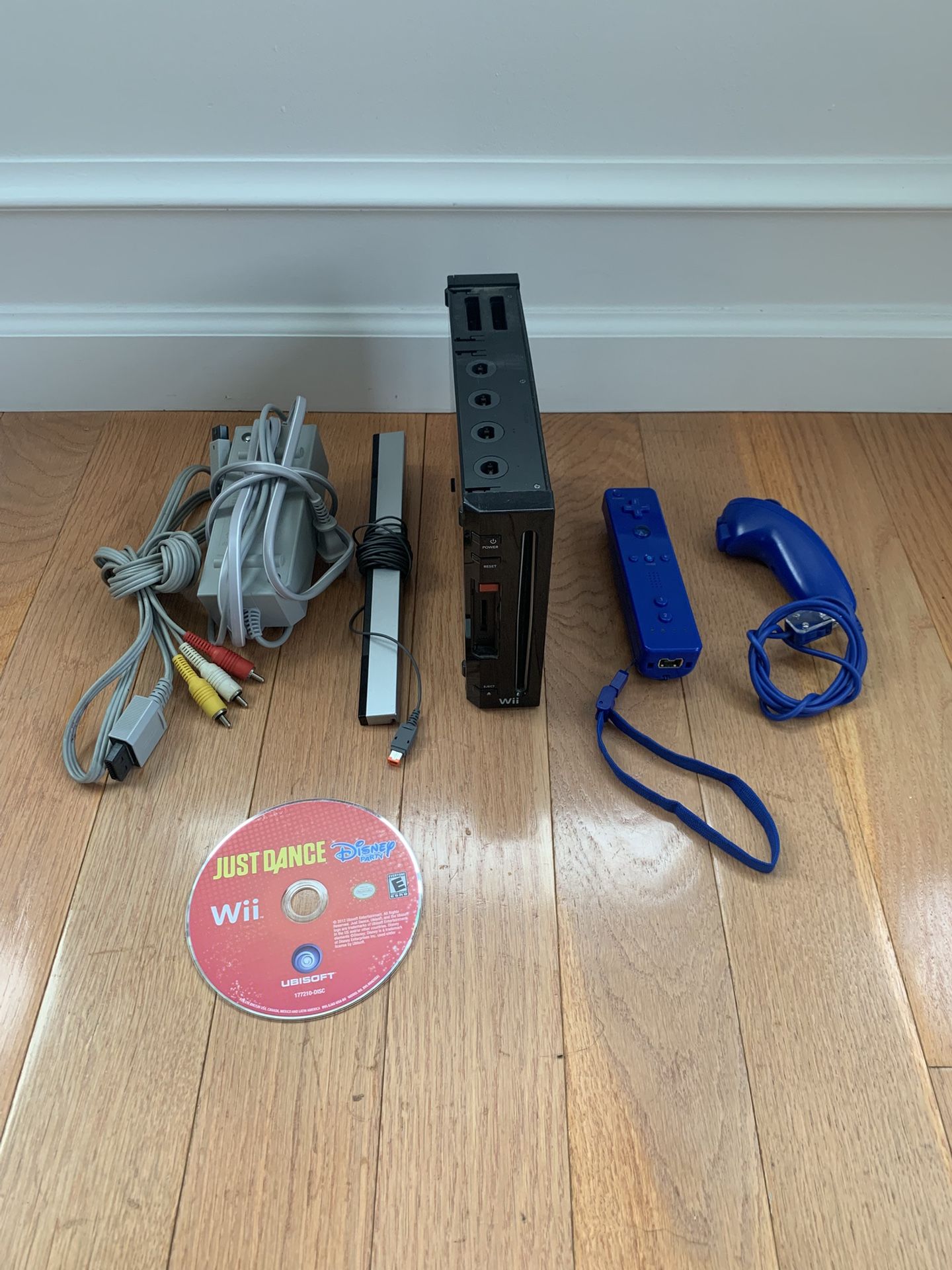 Nintendo Wii Just Dance, Bundle With All Hook Ups And Controller