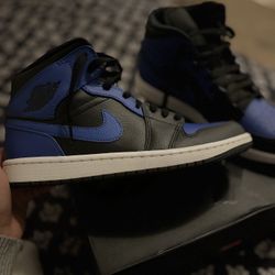 Hyper Royal Jordan 1 Mids 