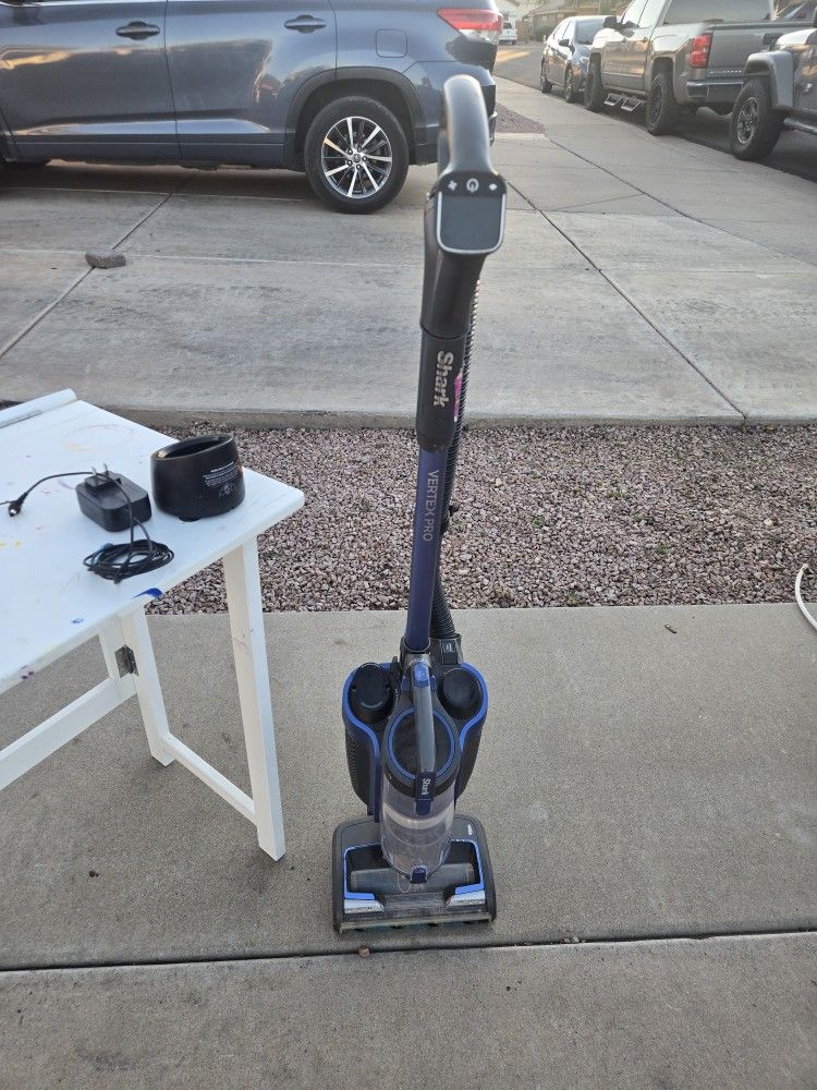 Shark VACUUM WITH CHARGER 