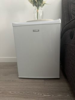 Sanyo Mini Fridge – Works Great – Clean
