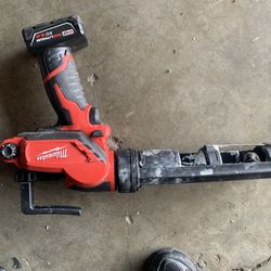 Milwaukee M12 Cordless Caulk and Adhesive Gun, powered by a Milwaukee M12 REDLITHIUM XC3.0 battery. 