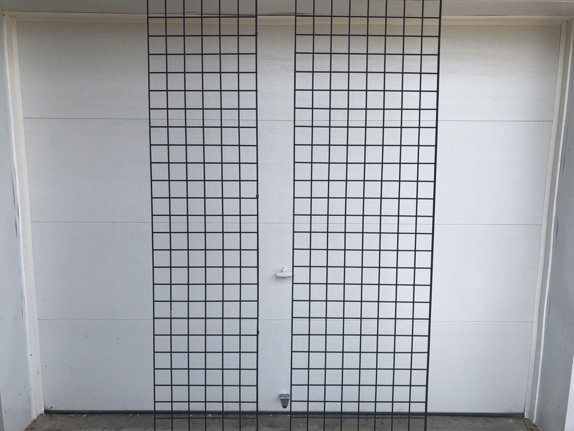 Coated Black Metal Grid Wall & Gray Metal Square Display Stands