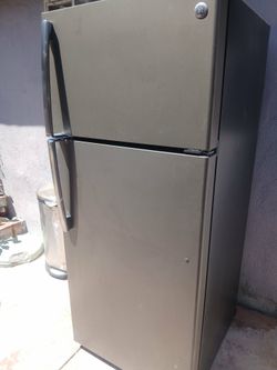 GE Top-Freezer Refrigerator Stainless Steel