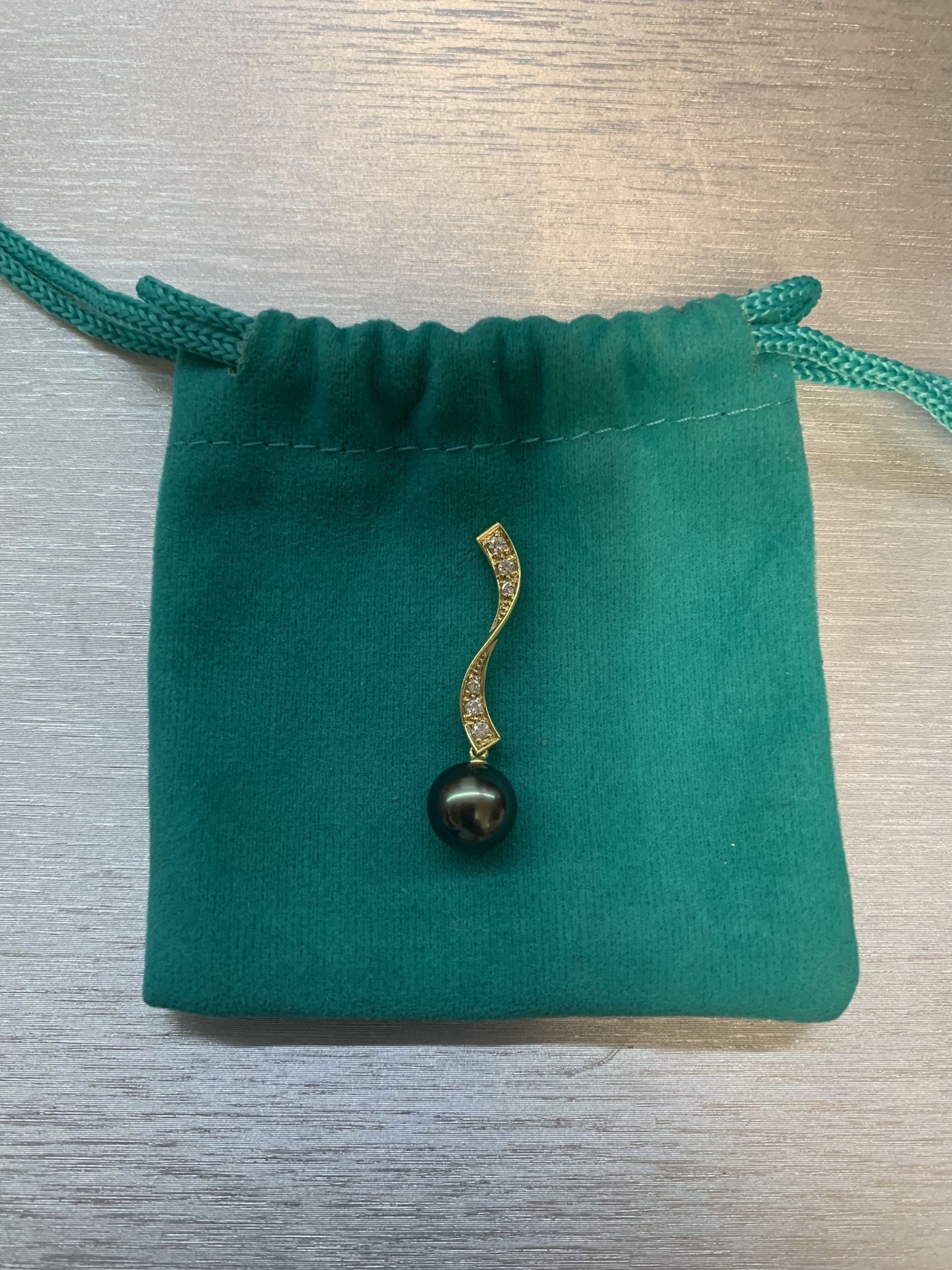 18kt Yellow Gold Black Tahitian Pearls With Diamonds