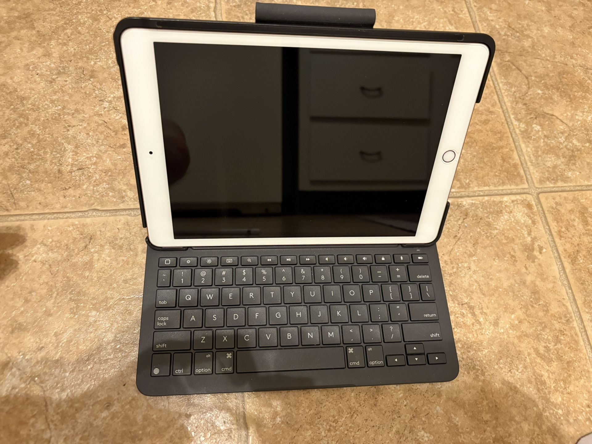 Ipad (7th Gen, 32gb) + Apple Pencil + Logitech Keyboard
