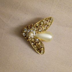 Vintage Jewelry Brooch 1928 Beautiful Pearl Insect Bee Gold Tone Pin