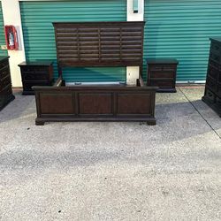 Free Delivery - Beautiful King Size Bedroom Set