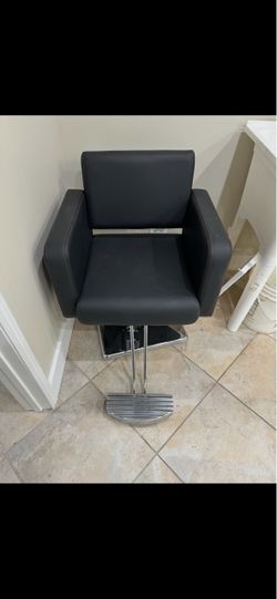 Black Hydraulic Salon Styling Chair