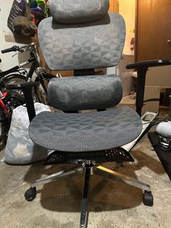 Ergonomic desk chair