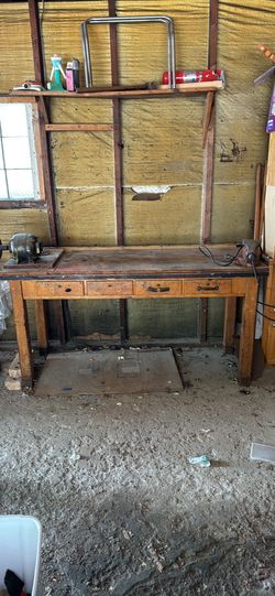 Work table with grinder and vice