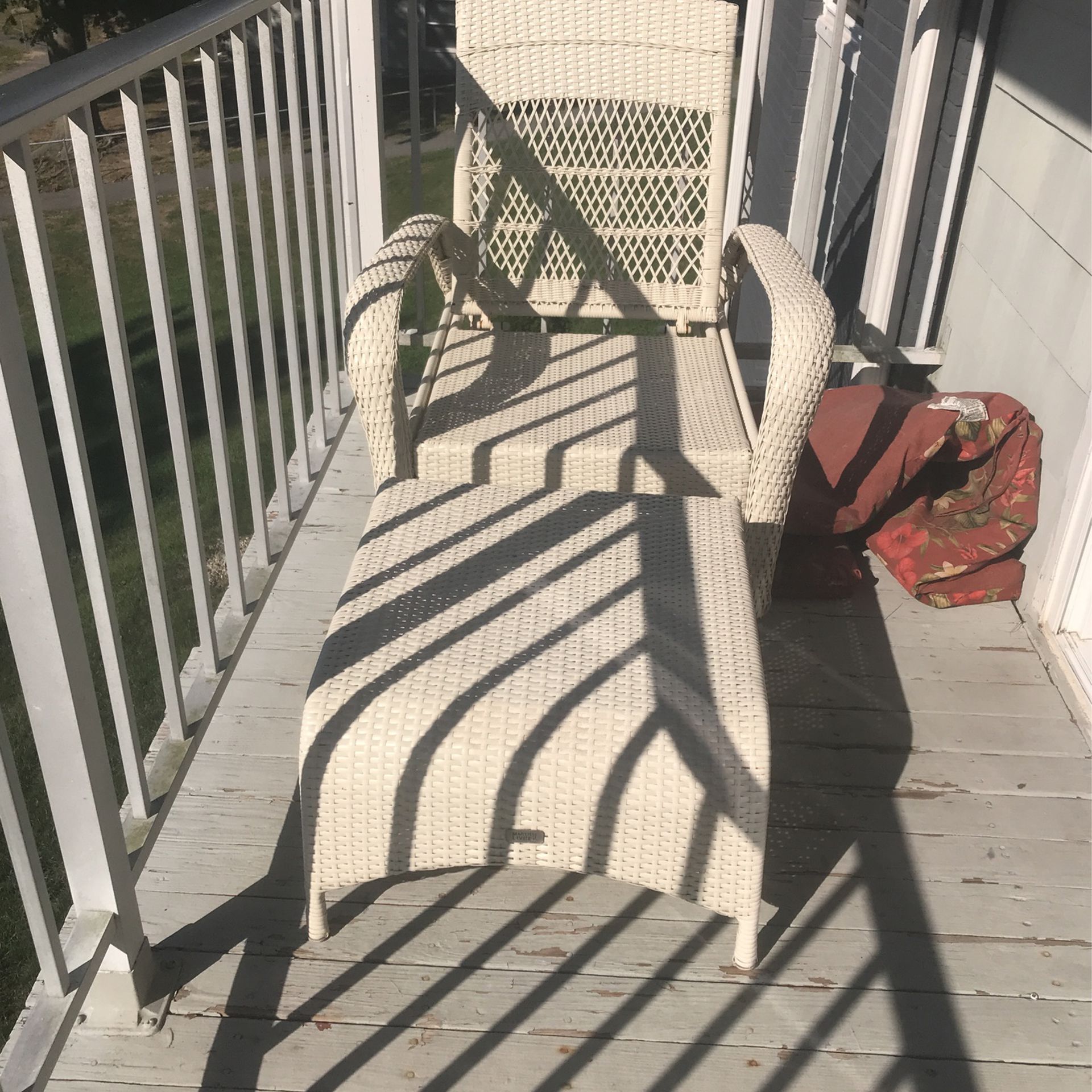 Outdoor chaise chair