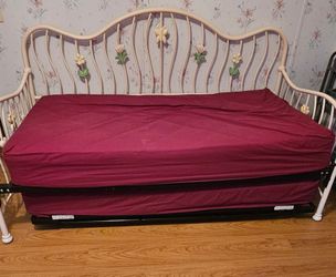 Daybed with trundle - free