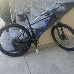 Giant 29” Mountain Bike (Size M) Great Condition