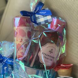 BASKETS JUST BECAUSE (BATH & BODY WORKS )