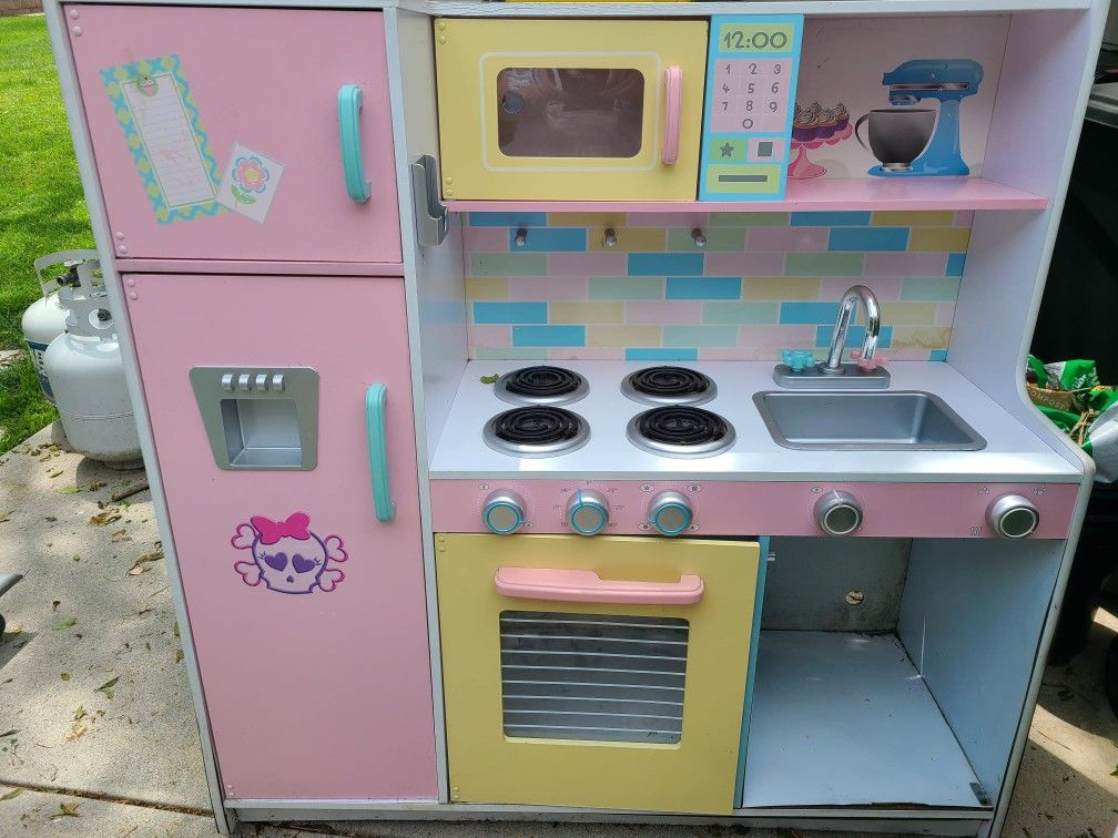 Classic Deluxe Big & Bright Play Kitchen from Kid