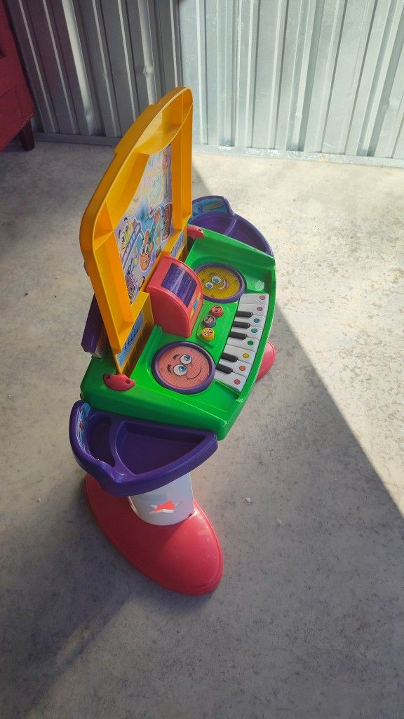 Toddler piano - MAKES SOUNDS + LIGHTS UP