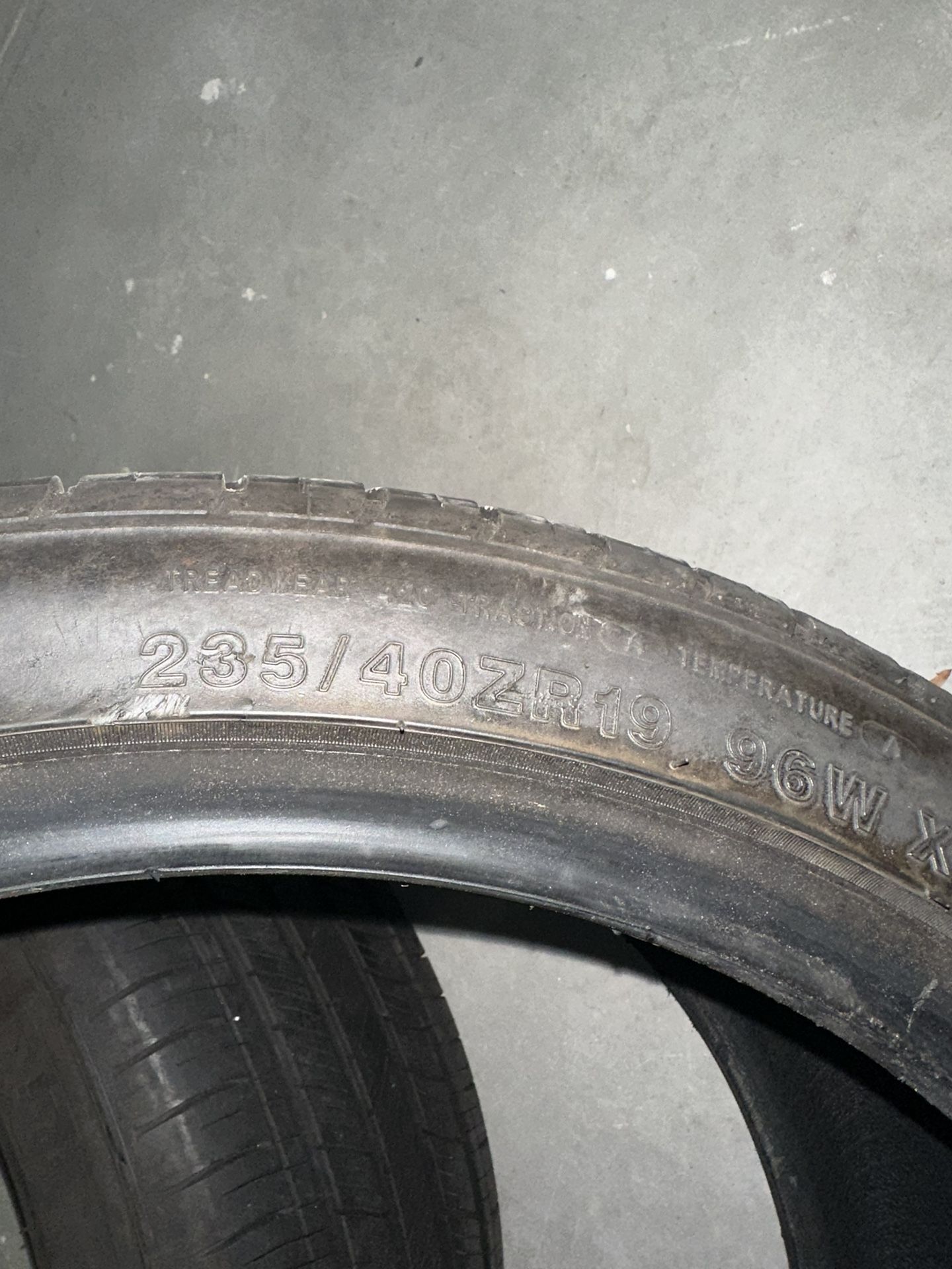 235/40/19 1 Tire