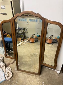 Trifold vanity mirror