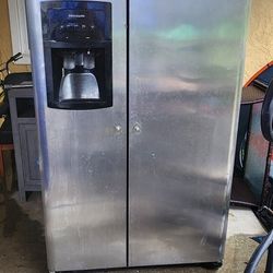 FRIGIDAIRE REFRIGERATOR 