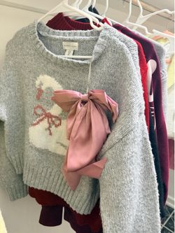 Like new women’s sweater with matching hair bow size S