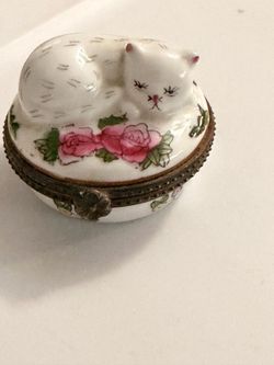 Vintage sleepy cat trinket holder