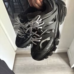 tracks size 42 /9 US 