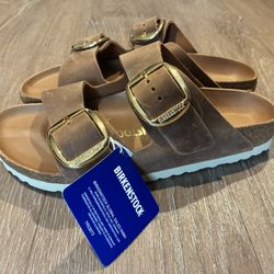 BRAND NEW Big Buckle Birkenstocks Size 39(8-8.5)