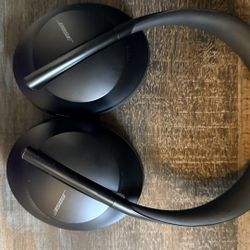 LIKE NEW BOSE HEADPHONES 700