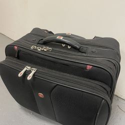 Wenger Swiss Gear Wheeled Suitcase Luggage In (Excellent Condition)