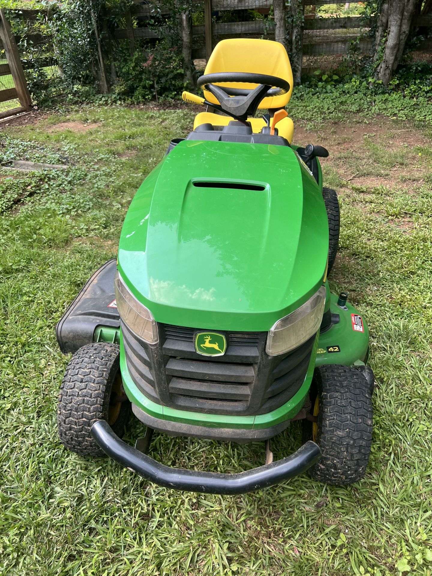 John Deere S220 Riding Mower