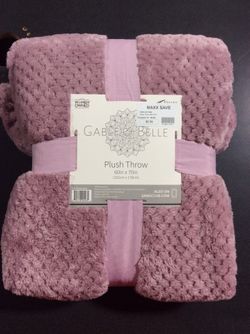 Gable and Belle Plush Throw