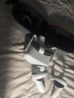 Oculus Quest 2 128GB White With Case and charger included, No dents, Stains